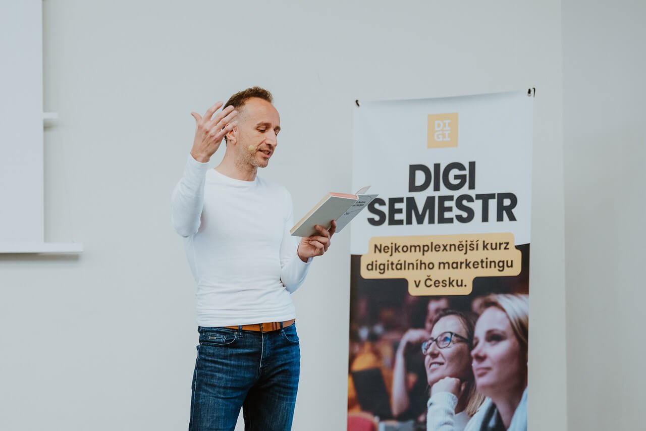 Lektor přednášející vedle roll-upu Digisemestru