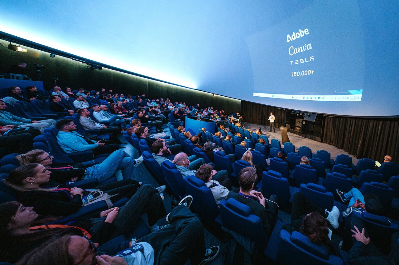 Publikum AI konference v brněnské hvězdárně sleduje přednášku